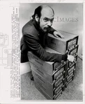1975 Press Photo Ron Whipple Of Beehive Specialty Foods With Food Cartons In Ga. Fixed Price $24.99.